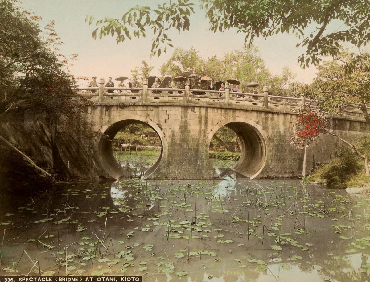 京都的一座桥。桥上的人们多半拿着西式的雨伞。（New York Public Library）