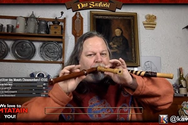 Nghệ sỹ người Áo cùng lúc thổi 3 cây sáo với giai điệu du dương sâu lắng