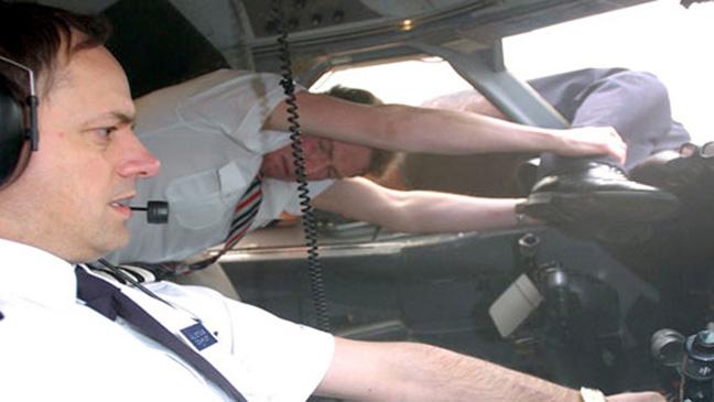 Tai nạn máy bay lịch sử: Cơ trưởng bị treo bên ngoài cửa sổ ở độ cao 5.300m, Tim Lancaster
