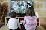 Mỗi ngày xem TV hơn 1 tiếng sẽ ảnh hưởng nghiêm trọng đến IQ của trẻ