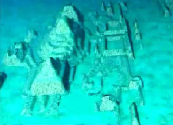 Quần thể kiến trúc bằng đá được phát hiện dưới đại dương ngoài khơi bờ biển phía Tây Cuba. (Ảnh chụp/ The Cosmos News/YouTube).