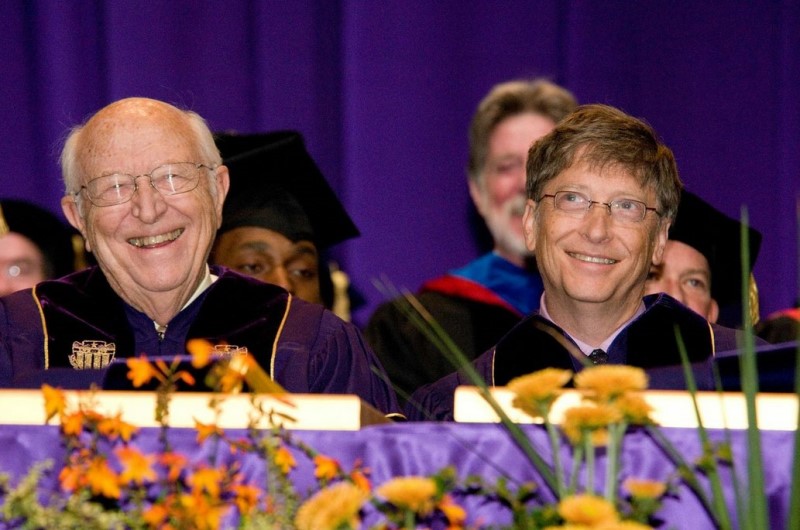 Hai cha con tỷ phú Bill Gates trong một buổi hội thảo về giáo dục. (Ảnh: geekwire.com)