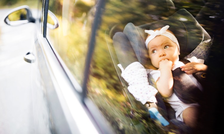Để trẻ một mình trong xe ô tô dưới nắng nóng nguy hiểm như thế nào?