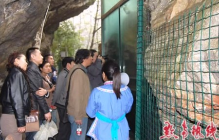 Du khách liên tục đến xem kỳ quan tuyệt thế kỳ quan tàng tự thạch “Trung Quốc Cộng Sản Đảng Vong”. (Ảnh từ chương trình TV)