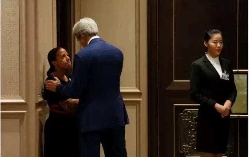 Bức ảnh được cho là chụp khi ngoại trưởng Mỹ John Kerry khuyên cố vấn an ninh Rice cần kiềm chế lại.