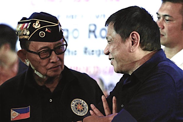 Cựu tổng thống Philippines Fidel Ramos và tổng thống hiện tại Rodrigo Duterte (Ảnh chụp 14/7/2016, KING RODRIGUEZ/ PPD)