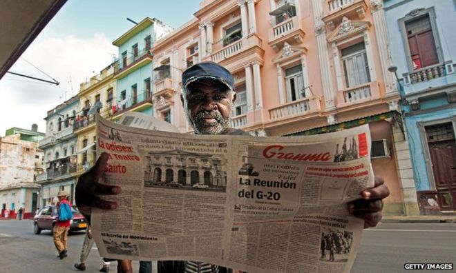 Một người đàn ông đang đọc tờ Granma, tờ báo chính thống của đảng cầm quyền tại Cuba (Ảnh: Getty)