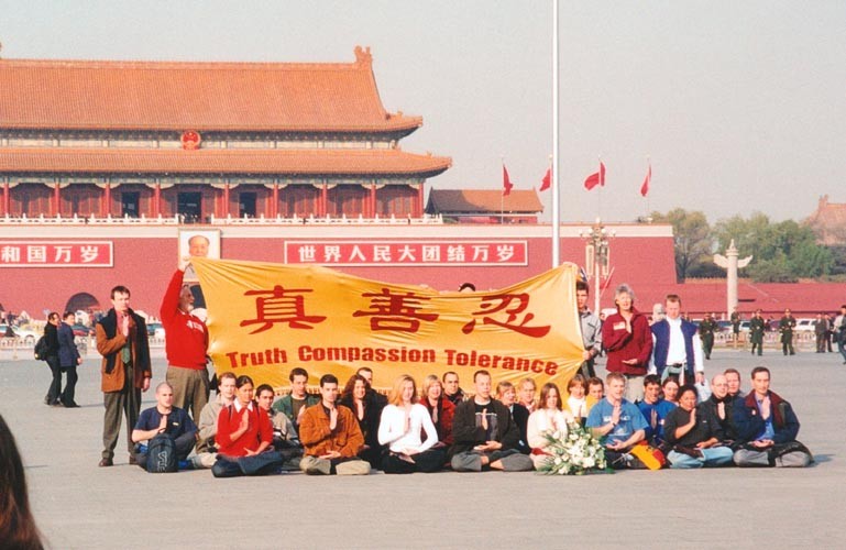 Ngày 20/11/2001, có 36 học viên Pháp Luân Công người phương Tây đã đến quảng trường Thiên An Môn kháng nghị ôn hòa, cùng giơ cao tinh thần “Chân – Thiện – Nhẫn” (Ảnh: Minh Huệ)