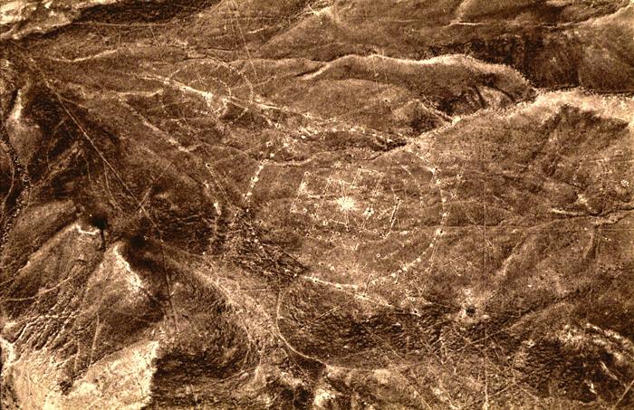 Những hình vẽ trên cao nguyên Nazca ở Peru là một chuỗi những hình ảnh bí ẩn nhất trong lịch sử trái đất.