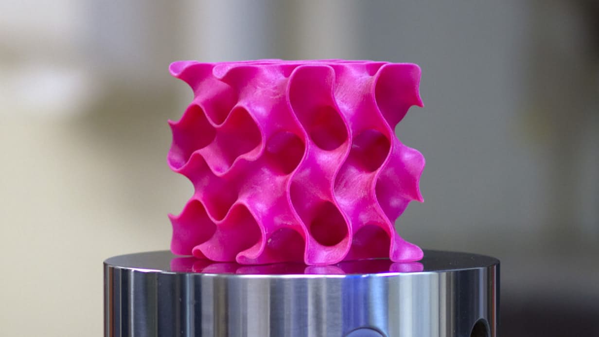 Mô hình in 3D dạng xốp được sử dụng để kiểm tra sức bền và tính chất cơ học của một loại vật liệu nhẹ mới (ảnh: Melanie Gonick / MIT) 