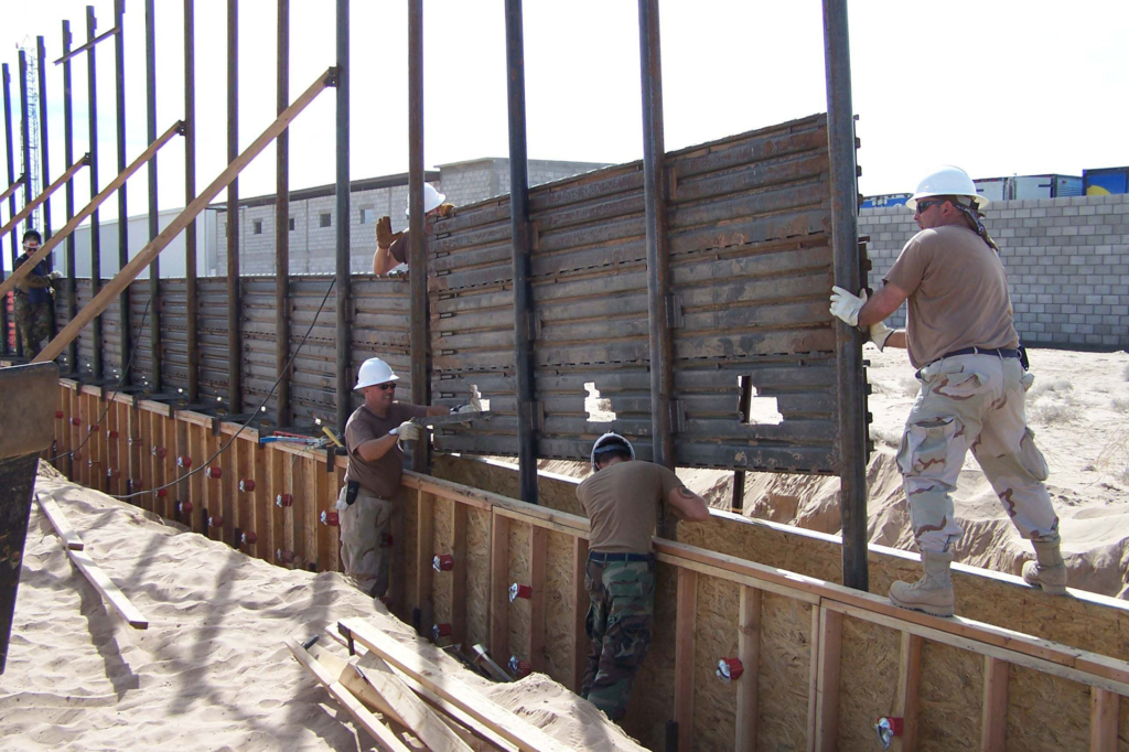 Xây dựng một đoạn hàng rào biên giới Mỹ-Mexico ngày 3/10/2006 (Ảnh: Dan Heaton/Không quân Mỹ)