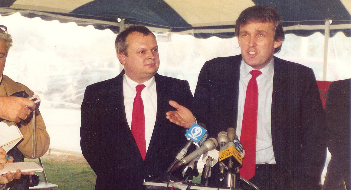 Mùa đông năm 1987, Trump, 41 tuổi, đáp trực thăng xuống tòa nhà thành phố New Hamsphire và thực hiện một bài phát biểu hùng hồn trước công chúng về việc Mỹ đang thua thiệt các nước khác như thế nào. Nghe thật quen thuộc phải không?