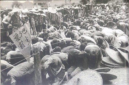 Mục đích của phong trào trấn áp phần tử “phản cách mạng” để củng cố chính quyền mới. Trong hình là các “địa chủ” bị thanh trừng vào năm 1951 (National Archives).