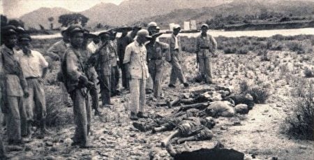 Quân lính ĐCSTQ hành quyết “địa chủ” và “phần tử phản cách mạng” tại Phụ Khang – Tân Cương năm 1953 (National Archives)