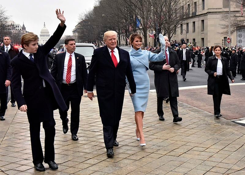Tổng thống Trump được các mật vụ bao quanh trong lễ diễu hành nhậm chức (ảnh: Barry Bahler(