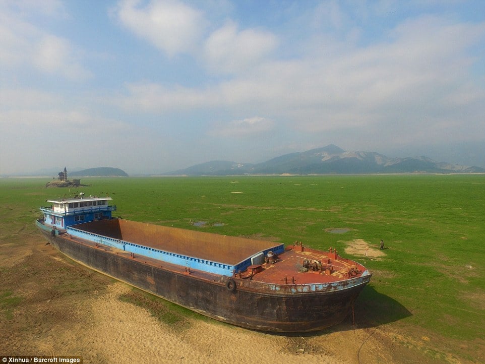 Một con tàu lớn đã bị mắc kẹt trên đáy hồ vào 2/11/2016  (ảnh: Xinhua)