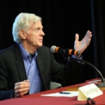 Ông  David Kilgour phát biểu sau buổi chiếu phim "Thu hoạch Nhân thể " tại trường Đại học Ottawa vào ngày 6 tháng 4 năm 2017. (Jonathan Ren)