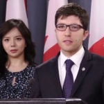 Nghị sĩ Quốc hội Canada Garnet Genuis và Hoa hậu Thế giới Canada 2015 Annatasia Lin (trái) tham dự cuộc họp tại Ottawa tuyên bố lên án việc cưỡng chế thu hoạch nội tạng từ thân thể người. 