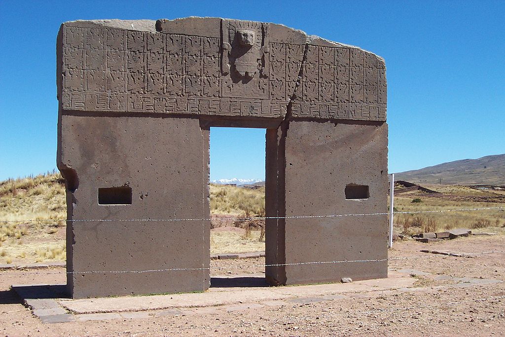 Cổng mặt trời, một trong những công trình quan trọng nhất của Kalasasaya (ảnh:Wikimedia) 