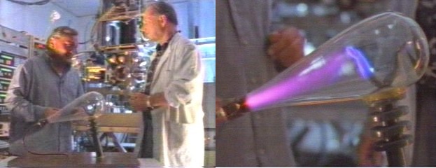 Trái: Von Däniken và đồng nghiệp trong thí nghiệm mô phỏng bóng đèn tại đền thờ Hathor, phải: bóng đèn mô phỏng phát ánh sáng tím (ảnh: thelivingmoon.com)