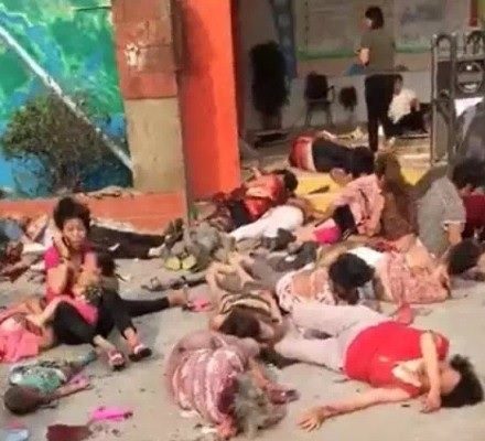 Hiện trường vụ nổ trước cửa trường mẫu giáo Sang Tân, Trung Quốc.