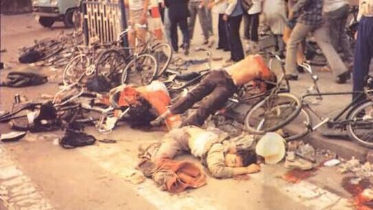 Rạng sáng ngày 4/6/1989, hàng xe đầu tiên gồm 3 chiếc xe tăng do La Cương dẫn đầu, tại Tân Hoa Môn gần Lục Bộ Khẩu đã theo sau truy đuổi nhóm sinh viên sơ tán khỏi quảng trường Thiên An Môn, kết quả đã khiến 11 người bị chết, vô số người bị thương