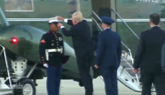 ông Trump cúi xuống nhặt mũ cho người lính 