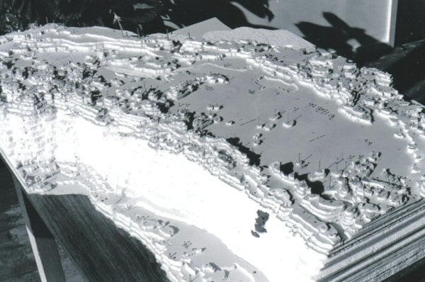 Mô phỏng bình nguyên Altiplano được in ra từ máy tính cho thấy một vùng đất có bề mặt rất phẳng, gần có hình chữ nhật, được bao quanh bởi núi cao (ảnh: atlantisboliva.org) 