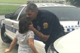 ông bố cảnh sát hôn con gái dưới mưa