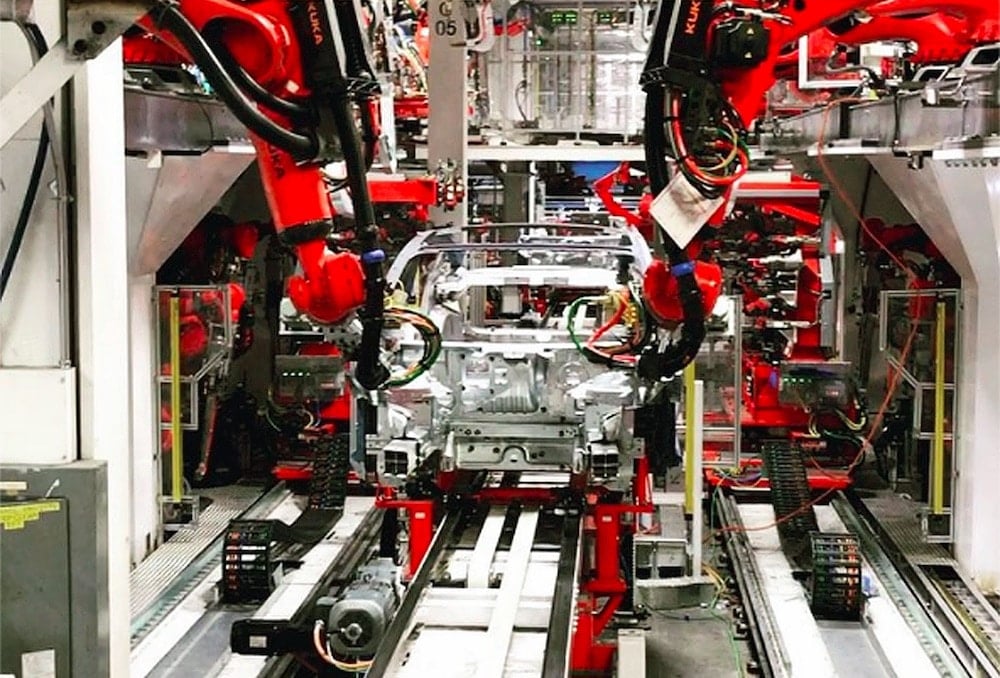 Elon Musk tung video nhà máy lắp ráp xe điện Model 3 dùng toàn robot tự động