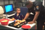 Cậu bé 5 tuổi dùng tiền tiết kiệm 7 tháng mời cảnh sát ăn trưa và nhận lại điều bất ngờ