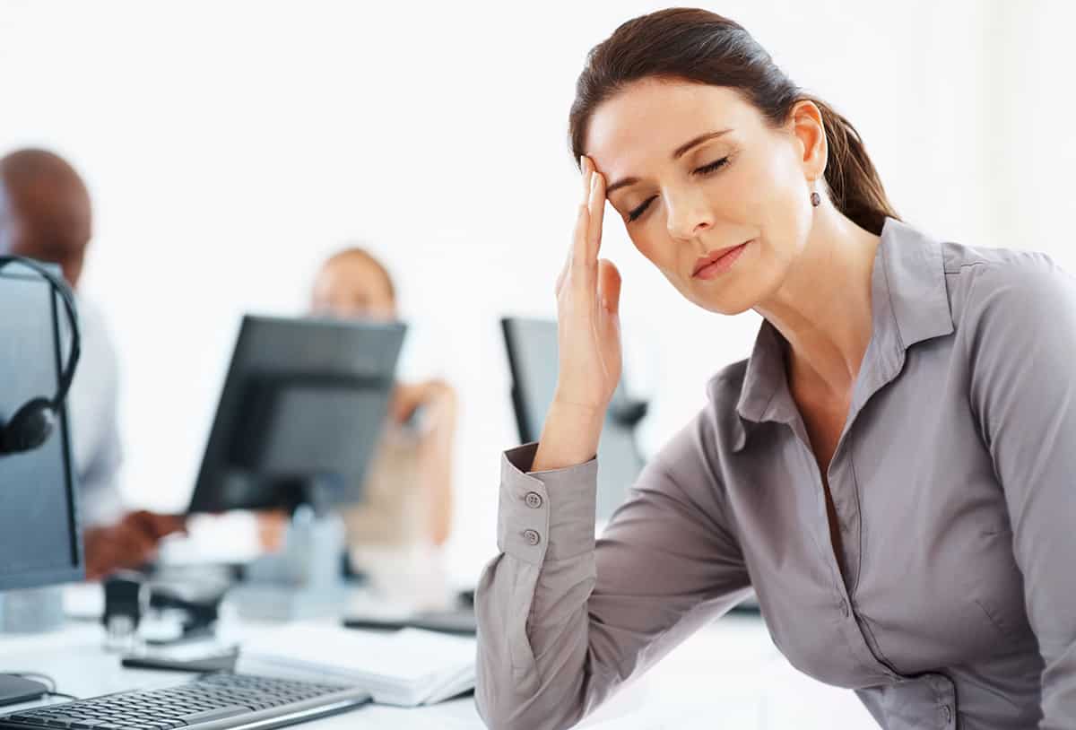 Nữ doanh nhân mệt mỏi vì công việc căng thẳng