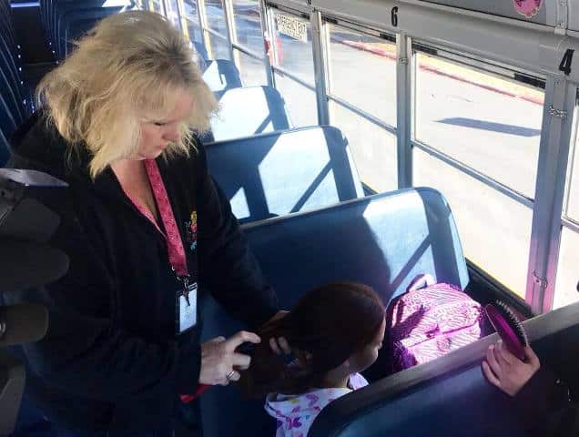  Người lái xe buýt tết tóc mỗi ngày cho cô bé mồ côi mẹ