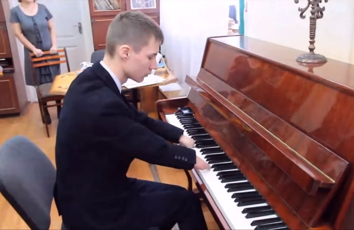 Chàng trai không có ngón tay bị bỏ rơi trở thành nghệ sĩ piano