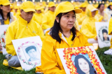 Bà Gao Weiwei cầm bức ảnh em gái mình, người đã bị chính quyền Trung Quốc sát hại vì đức tin vào Pháp Luân Công, tại Washington hôm 22/6/2018.