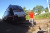 Cảnh sát Mỹ "chạy nước rút" ngăn cản xe lửa để cứu người