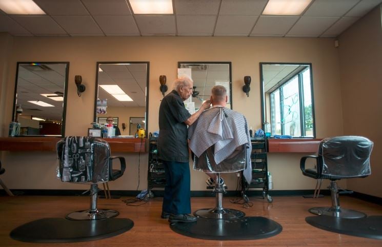 Ông lão cắt tóc cao tuổi nhất thế giới: 107 tuổi và vẫn làm việc