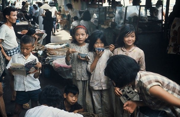 Sài Gòn tuổi thơ, kỷ niệm đồng tiền xé đôi thối lại