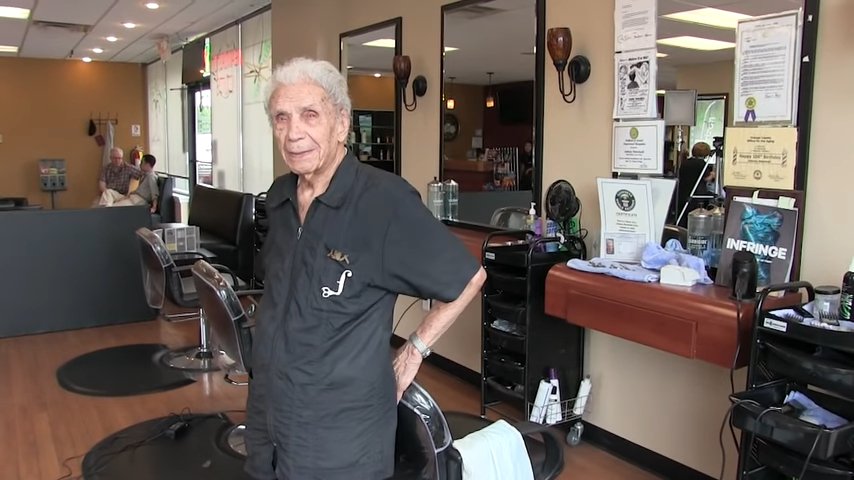 Ông lão cắt tóc cao tuổi nhất thế giới: 107 tuổi và vẫn làm việc