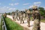 Quân đội Mỹ lắp đặt hệ thống hàng rào thép gai trên bờ đê phía sau thành phố Granjeno, tiểu bang Texas, ngay phía bắc biên giới Mỹ - Mexico vào ngày 7/11/2018. (Ảnh: Epoch Times)