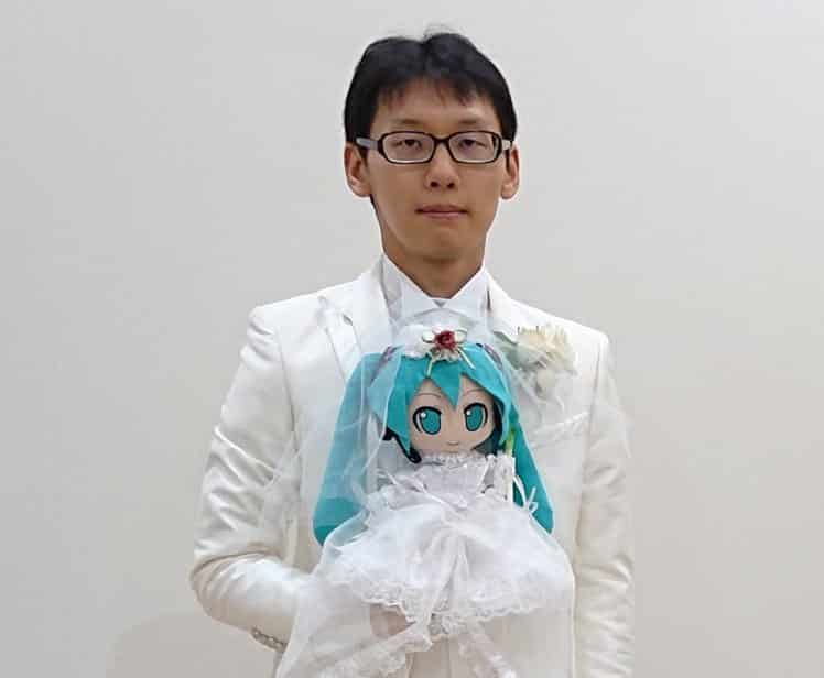 Akihiko Kondo tuyên bố kết hôn với một ảo ảnh hologram