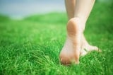 7 lợi ích không ngờ khi bạn đi bộ bằng chân trần