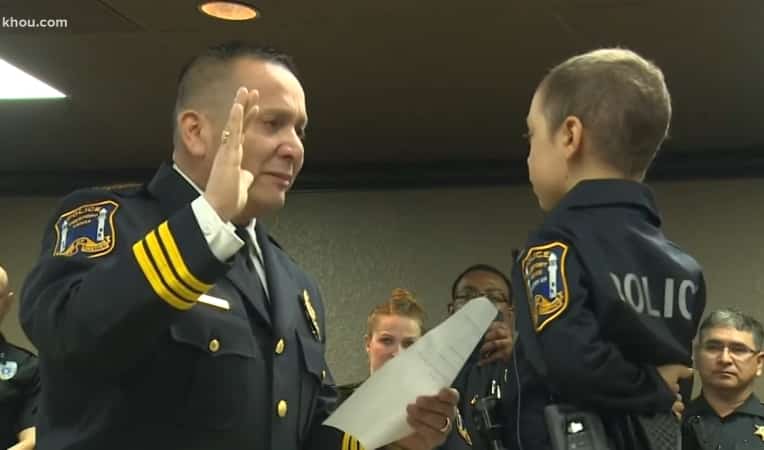 Giúp bé gái 6 tuổi ung thư giai đoạn cuối thực hiện ước mơ làm cảnh sát
