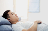 Đeo tai nghe khi ngủ có thể dẫn đến "điếc đột ngột"
