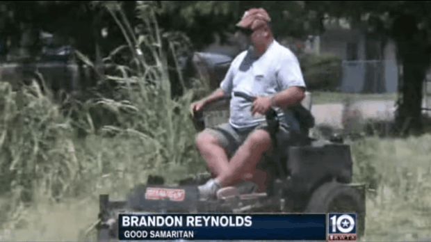 Mỹ: 4 cậu bé xa lạ đến cắt cỏ giúp một bà lão