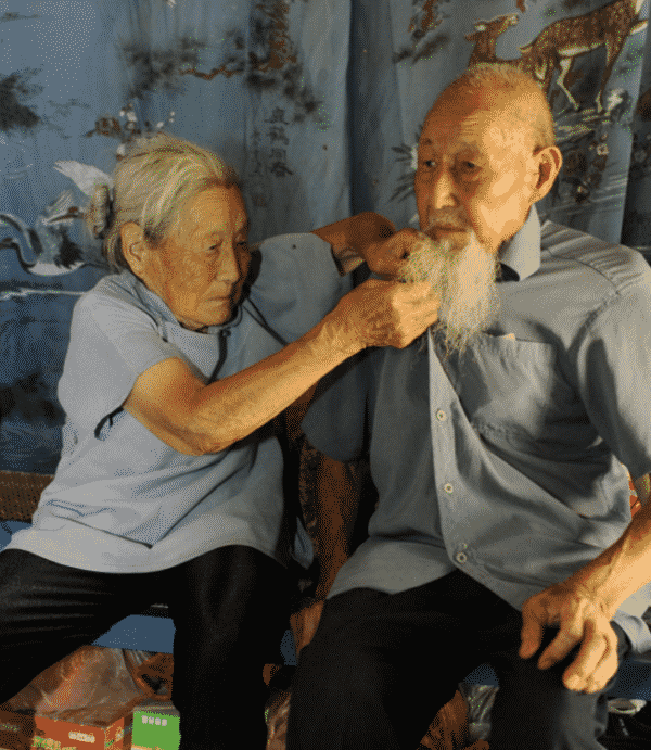 Đôi vợ chồng già chụp ảnh cưới lần đầu tiên sau 80 năm kết hôn