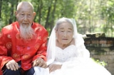 Đôi vợ chồng già chụp ảnh cưới lần đầu tiên sau 80 năm kết hôn