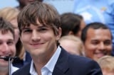 Sao Hollywood Ashton Kutcher bận rộn cứu người trong thầm lặng