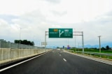 Biển giao thông chỉ hướng đi Quảng Ngãi trên cao tốc Đà Nẵng - Quảng Ngãi. (Ảnh: VP. VEC)
