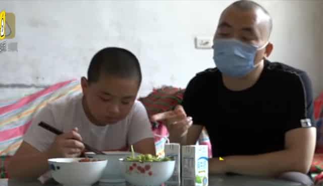 Cậu bé 11 tuổi ăn 5 bữa cơm một ngày để cứu cha